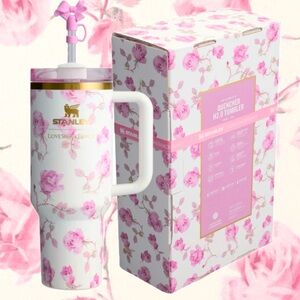 Stanley x LoveShackFancy Tumbler 40 Oz
Ribbon Rosa (pink & white floral) 🌸🤍
